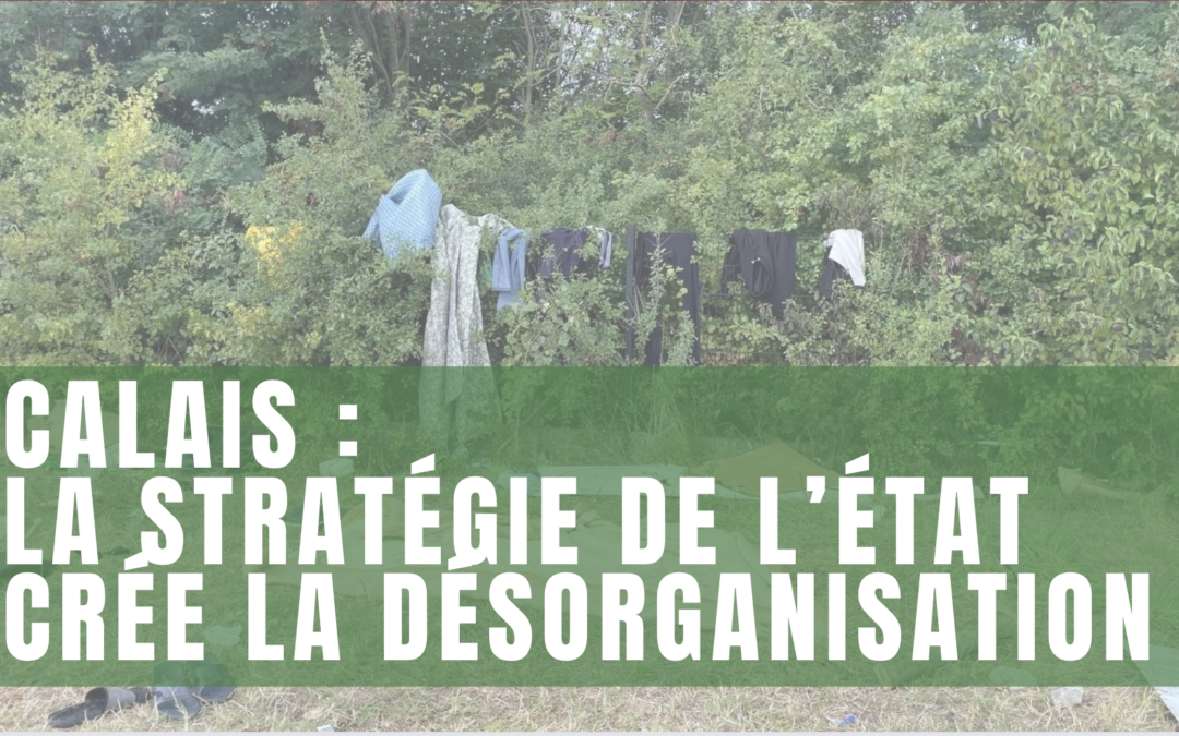 sur une photo qui montre des affaires abandonnées dans des buissons (des vêtements, une housse de couettes, des chaussures etc...) du texte dit "Calais, la stratégie de l'état crée la désorganisation"